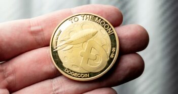 Interesse an Dogecoin auf Google steigt um 3000% (Foto: shutterstock - Rafael Tomazi)