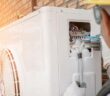 Wärmepumpe außen Sonne Monteur (Foto: AdobeStock - nikomsolftwaer)