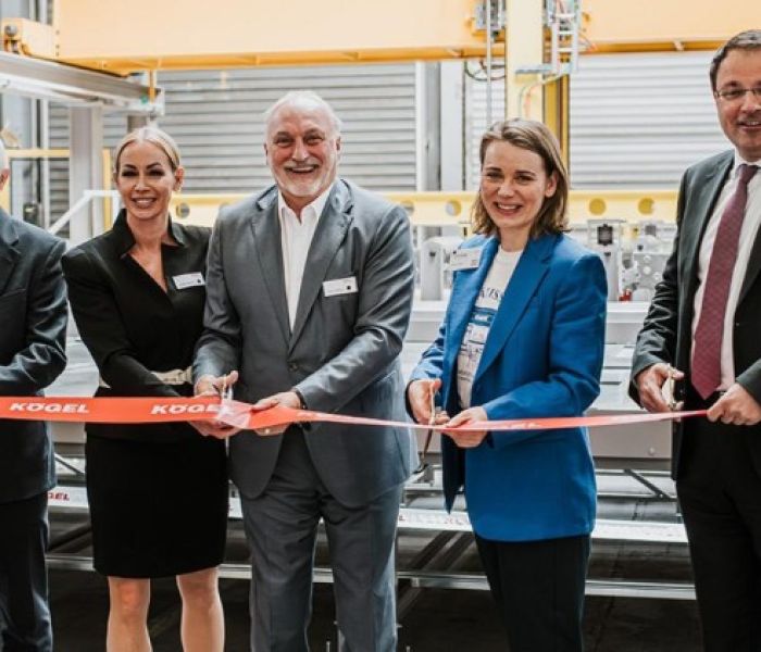 Von links nach rechts: Kögel CEO Christian Renners, Monika Humbaur (Foto: Kögel Trailer GmbH)